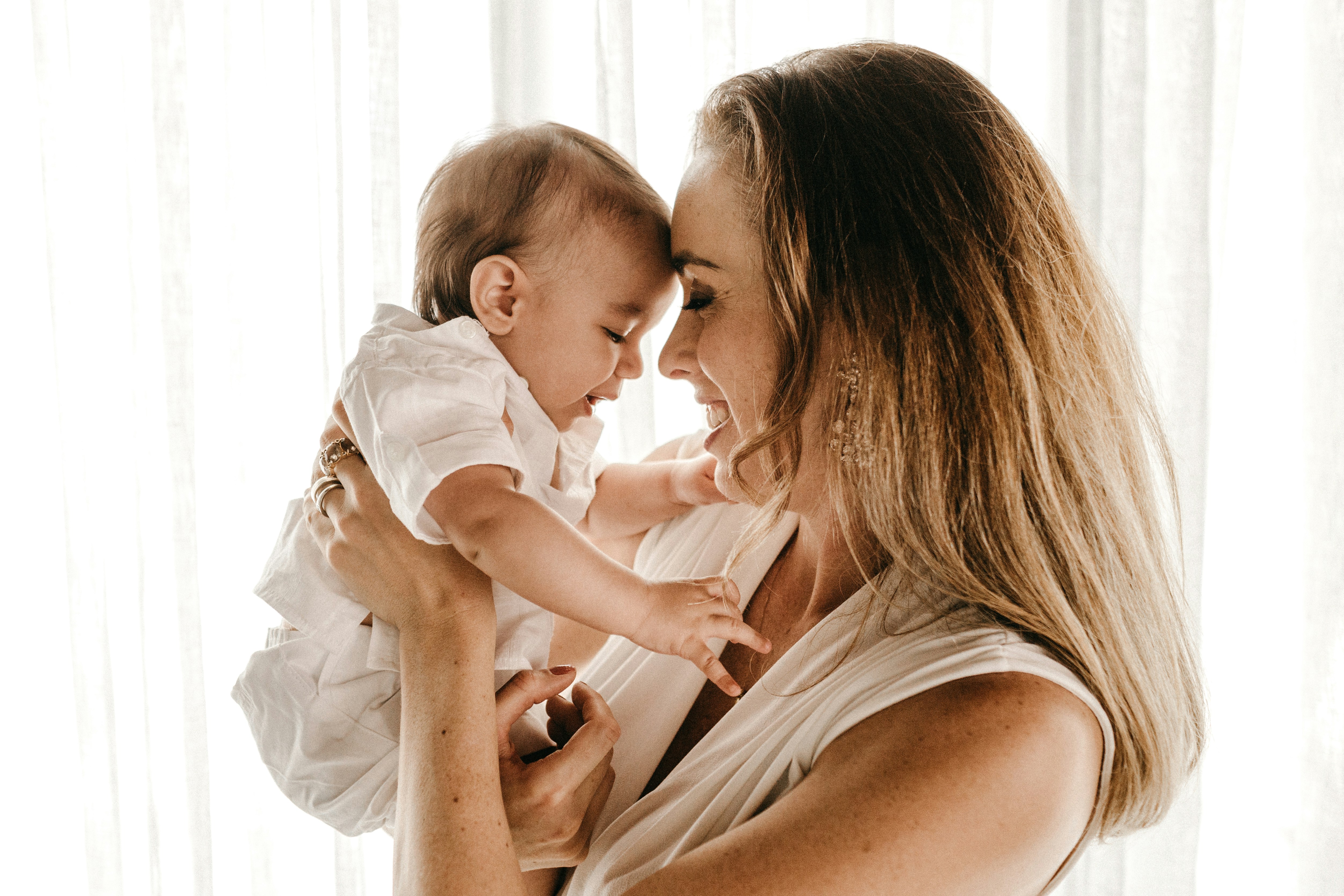 jonathan-borba-RWgE9_lKj_Y-unsplash Mama hält Baby im Arm